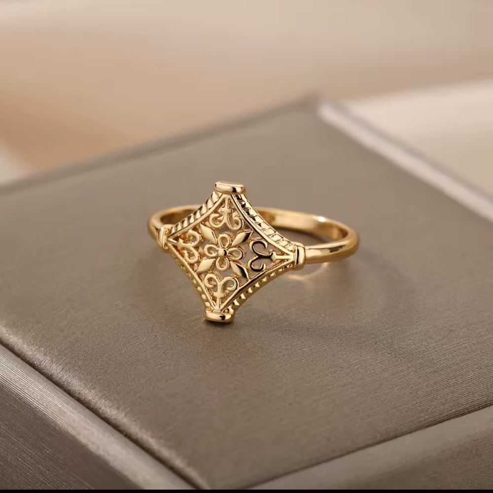 Vintage 18K Gold plated Hollow Flower Ring Jewelry - Picture 12 of 15